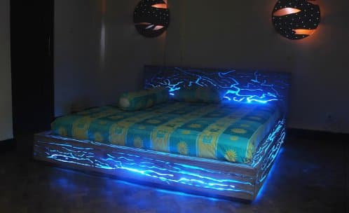 cama-madera-con-leds cama-madera de teca con resina epoxi e iluminacion LED