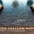 escaleras acceso a la piscina del Skypark Marina Bay