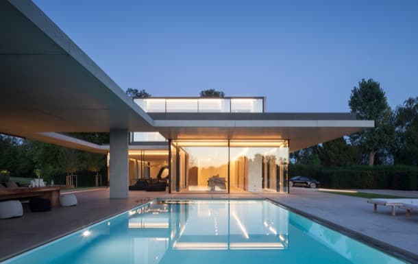 Residencia VDB: moderna arquitectura en hormigón, acero, y vidrio