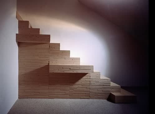 Reforma de un ático en Praga escalera-tableros-madera