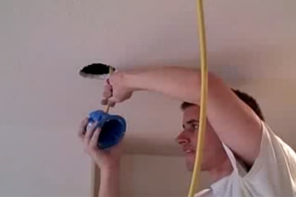 Cómo fabricar e instalar unas baratas lámparas colgantes instalando-lamparas-en-el-techo