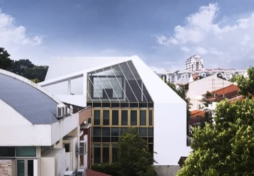 casa-adosasa a un muro medianero