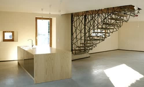 Cuando la escalera es una escultura escalera-dentro-jaula-metalica