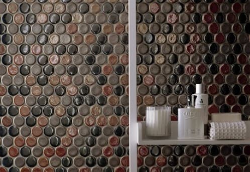 Mosaico de piezas redondas en colores metálicos mosaico de teselas circulares y color metalizado