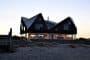 Dune-House-casa-cubiertas-inclinada-vidrio-planta-baja, foto del exterior