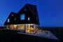 Dune-House-casa-cubiertas-inclinada-vidrio-planta-baja, foto del exterior