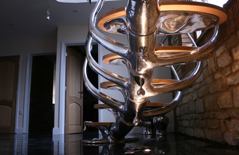 Drama en las escaleras escaleras-metalicas-forma-columna-vertebral