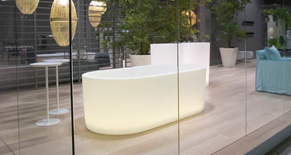 OIO: bañera con luz, de Antonio Luppi Bañera-OIO-polietileno-retroiluminado-Antonio_Luppi