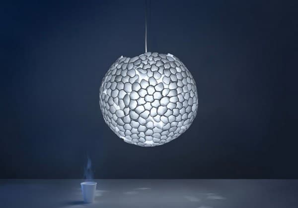 Styrene: lámpara de vasos de poliestireno Lampara para colgar, realizada con vasos de café deformados