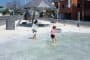 niños jugando los charcos de agua del parque-KIRIAKE