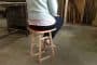 persona-en-taburete-Woodini