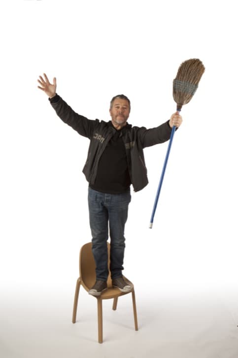 silla-Broom-Philippe-Starck-con una escoba