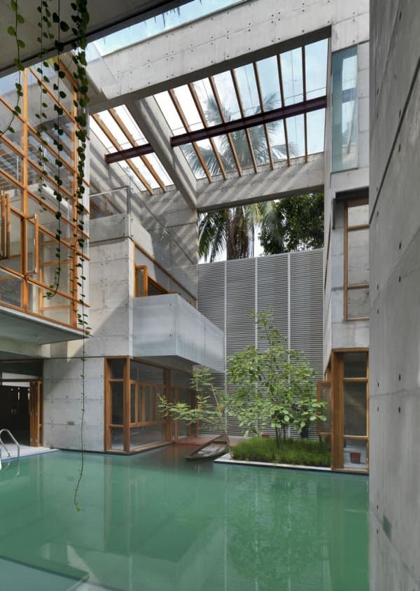 Residencia SA: hormigón, agua, y jardines en azoteas patio-con-piscina-Residencia-SA
