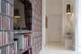 detalle-pared-decorada-con-papel-pintado-libreria