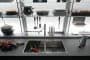 cocina-italiana-ergonomica-Valcucine con numerosos estantes en el fondo