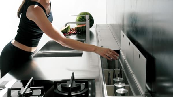 cocina-italiana-ergonomica-Valcucine-con compartimentos en el fondo cocina-italiana-ergonomica-Valcucine-con compartimentos en el fondo