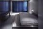 dormitorio con cama en acero inoxidable