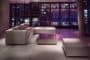 Salon con luz púrpura en apartamento-minimalista