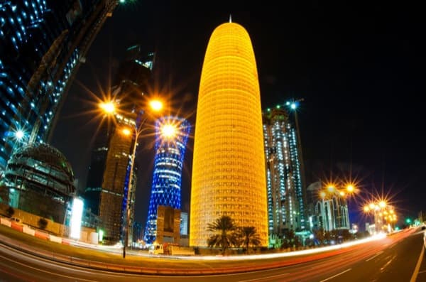 Rascacielos Burj Doha: toda la fachada es una celosía torre-Burj-Doha-de-noche