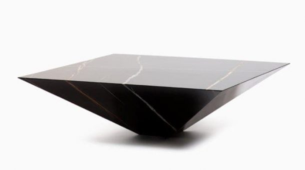 Mesa de centro Lithos, con la apariencia de un monolito LITHOS-mesa-centro-marmol-negro-aziza