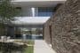 casa-Madison-muro-piedra-patio