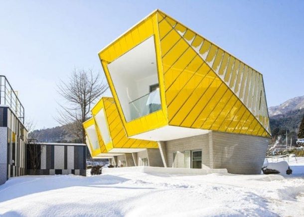 exterior-casas-Moai-Pension-voladizo