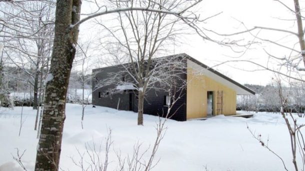 Taller Heikkilä: casa de campo para diseñadores casa-de-campo-Heikkila-fachada-a-la-carretera