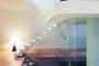 White-House-apartamento-vista-sotano-a-traves-piso-vidrio