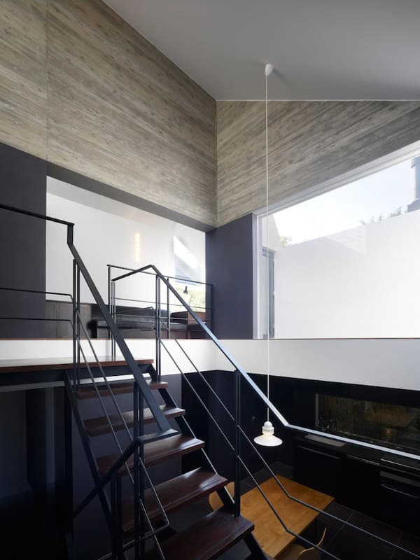 hueco escalera atrio en casa Shirokane