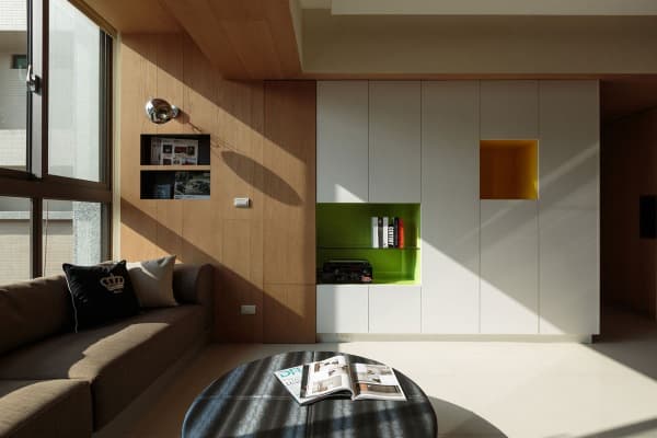 armarios de madera en apartamento familiar