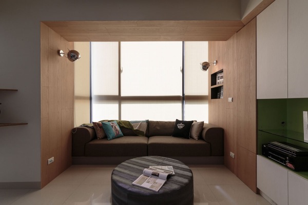 sofá en apartamento para ver la televisión