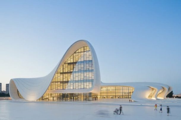 Centro Heydar Aliyev, de Zaha Hadid exterior-Heydar-Aliyev-Baku-Zaha-Hadid-anocheciendo