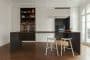 Cocina-minimalista-puertas armarios abiertas