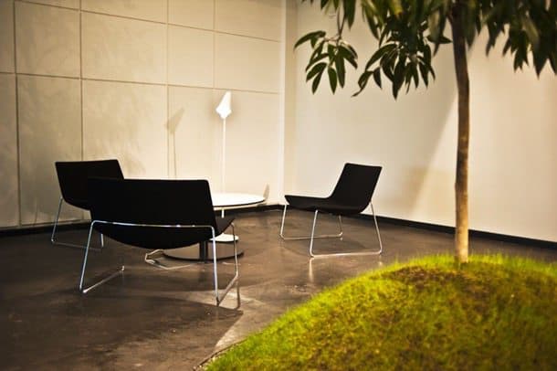 oficinas con vegetación, empleando musgo y árboles pequeños