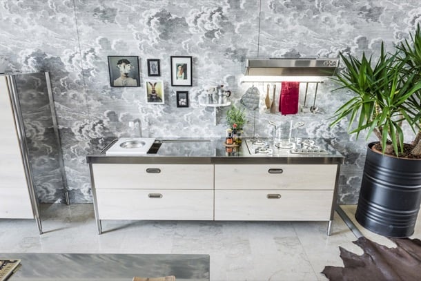 Cocina pequeña en madera y acero inoxidable cocina pequeña de Alpes Inox