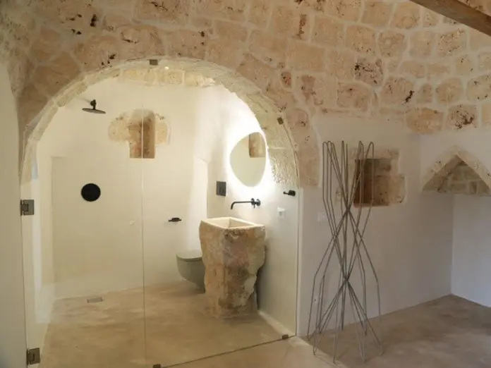 cuarto de baño con puertas de vidrio