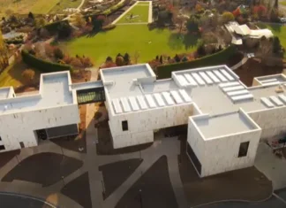 Vista aérea de museo universitario en Penn State junto a jardines botánicos