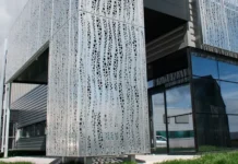 Edificio con fachada metálica perforada.