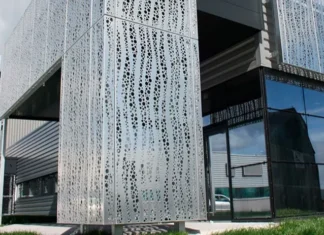Corte láser online: la revolución que acerca los metales al diseño y la arquitectura Edificio con fachada metálica perforada.