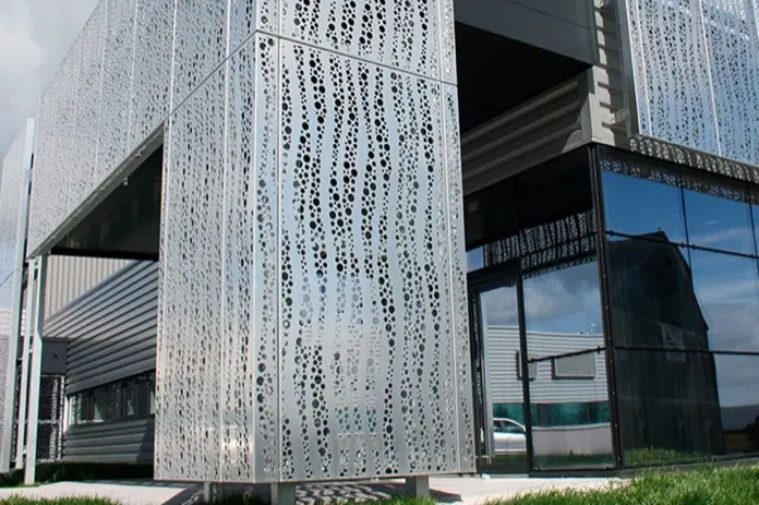 Edificio con fachada metálica perforada.