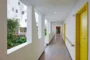 Corredor de acceso a las viviendas en el piso 2 de Atrium at Sumner