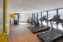 Gimnasio en bloque de apartamentos Atrium at Sumner.