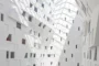 Patio interior en Atrium at Sumner, con geometria quebrada.