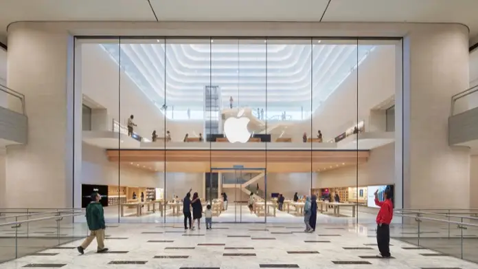 Gran hueco que conecta el Apple The Exchange TRX con el centro comercial.