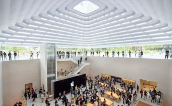 Vista desde arriba de la tienda de Apple en Kuala Lumpur.