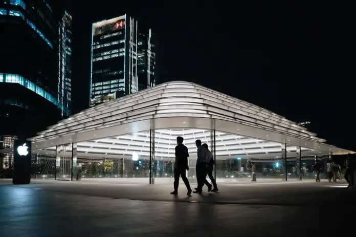 Aspecto nocturno de la cubierta del Apple The Exchange TRX.