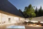 Render casi de noche de patio de moderna casa en Bremen.