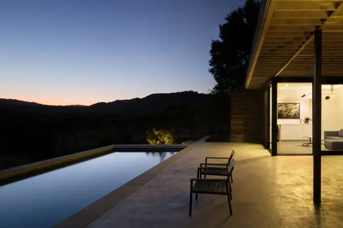 Dry Creek Pool House al atardecer