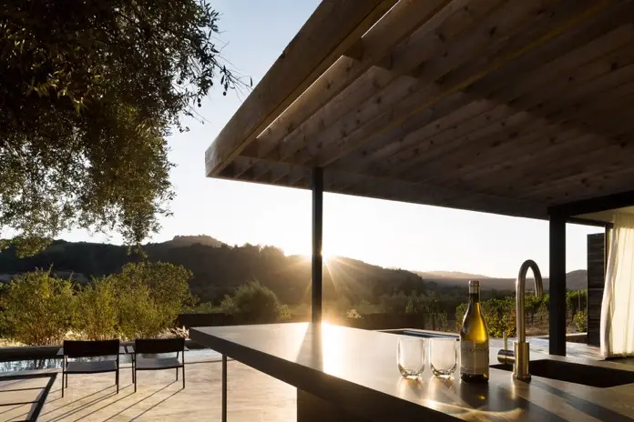 Cocina exterior bajo la pérgola, en Dry Creek Pool House.
