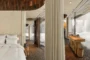 Interior dormitorio y baño de Hata-Mazanka.